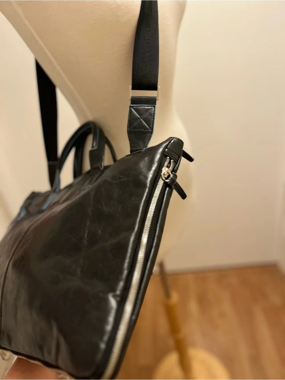 Piquadro Black Leather Expandable Briefcase/Laptop Bag with Crossbody Strap